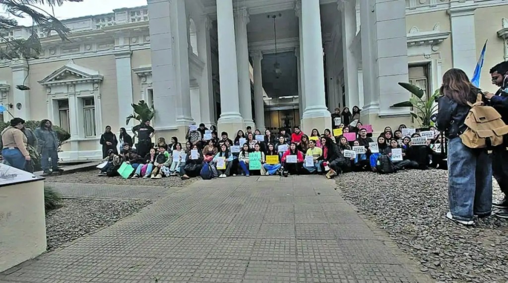 Protesta estudiantil en la UNT contra el acoso digital y la violencia de g&eacute;nero: exigen protocolos efectivos