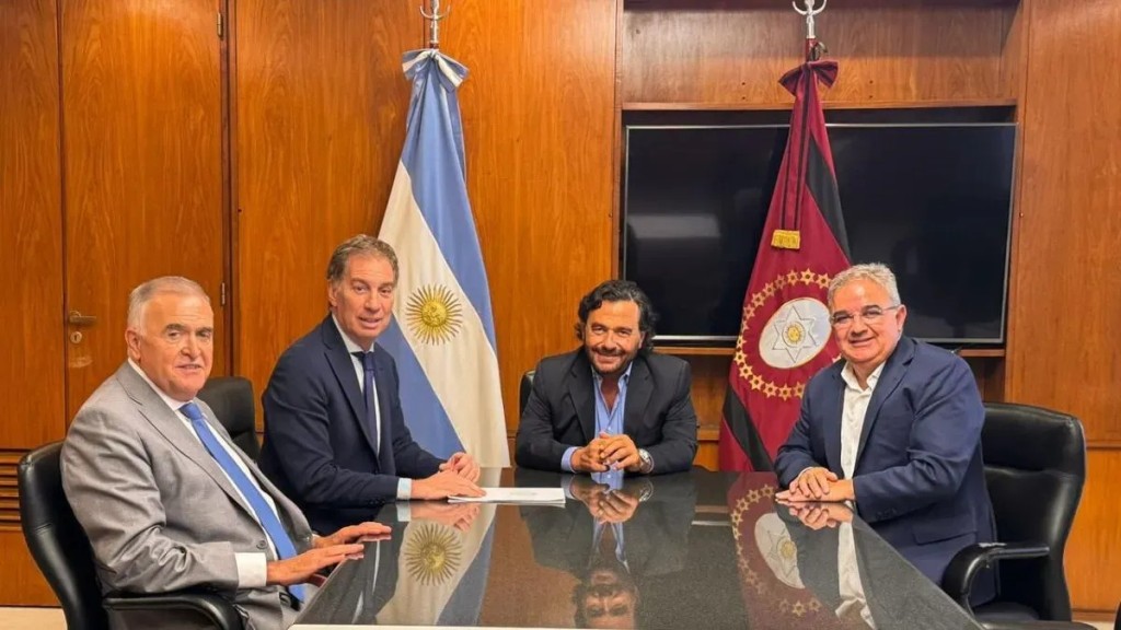 El gobernador Jaldo viaja a Buenos Aires para una cumbre del Norte Grande y reuniones clave con los ministros Santilli y Caputo