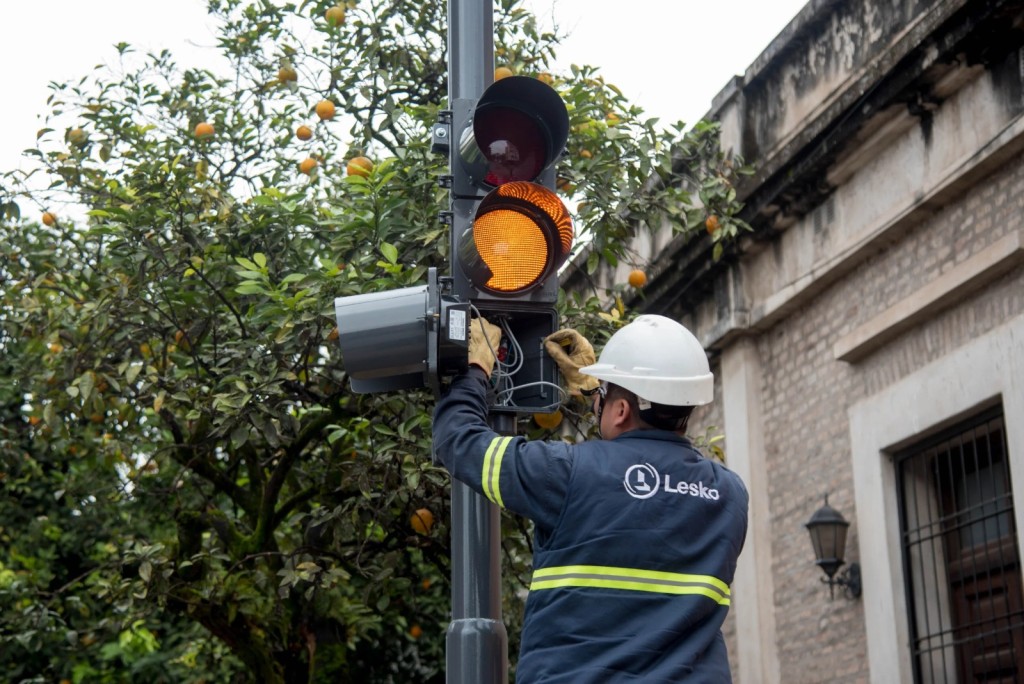 La Municipalidad sum&oacute; un sem&aacute;foro en Las Heras y Bol&iacute;var y ya son 436 los cruces seguros en la capital tucumana