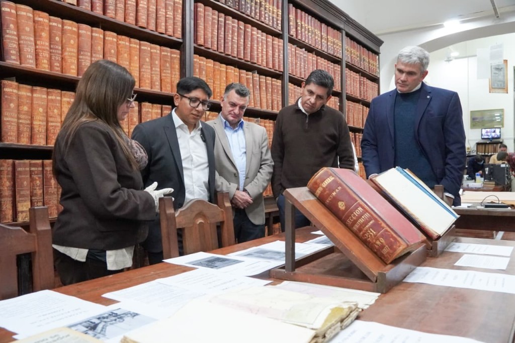 El Archivo Hist&oacute;rico de Tucum&aacute;n recibi&oacute; al intendente de Banda del R&iacute;o Sal&iacute; en el marco de los preparativos por el aniversario de la ciudad