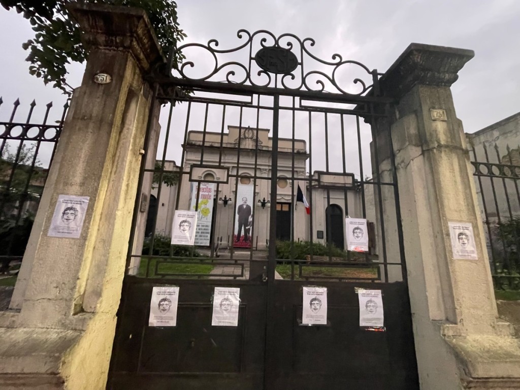 Denuncias an&oacute;nimas contra un ayudante de c&aacute;tedra: afiches en la UNT y la Sociedad Francesa piden &ldquo;basta de pacto patriarcal&rdquo;