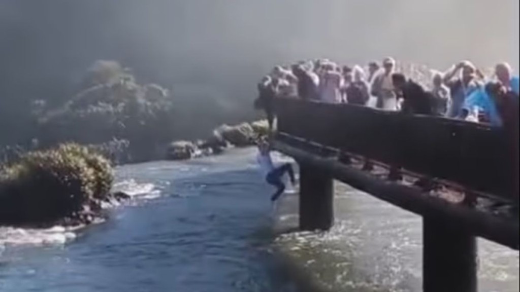 Un turista brasile&ntilde;o se arroj&oacute; a las Cataratas del Iguaz&uacute; para recuperar su celular y fue expulsado del parque