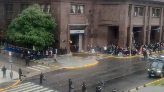 Amenaza de bomba en el Ministerio de Econom&iacute;a: evacuaron el edificio y Luis Caputo se reun&iacute;a con el ex presidente de Colombia