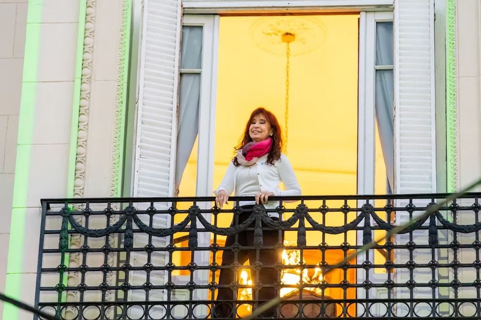 Cristina Kirchner cant&oacute; "Jijiji" de Los Redondos desde su balc&oacute;n en el aniversario de su condena a prisi&oacute;n domiciliaria