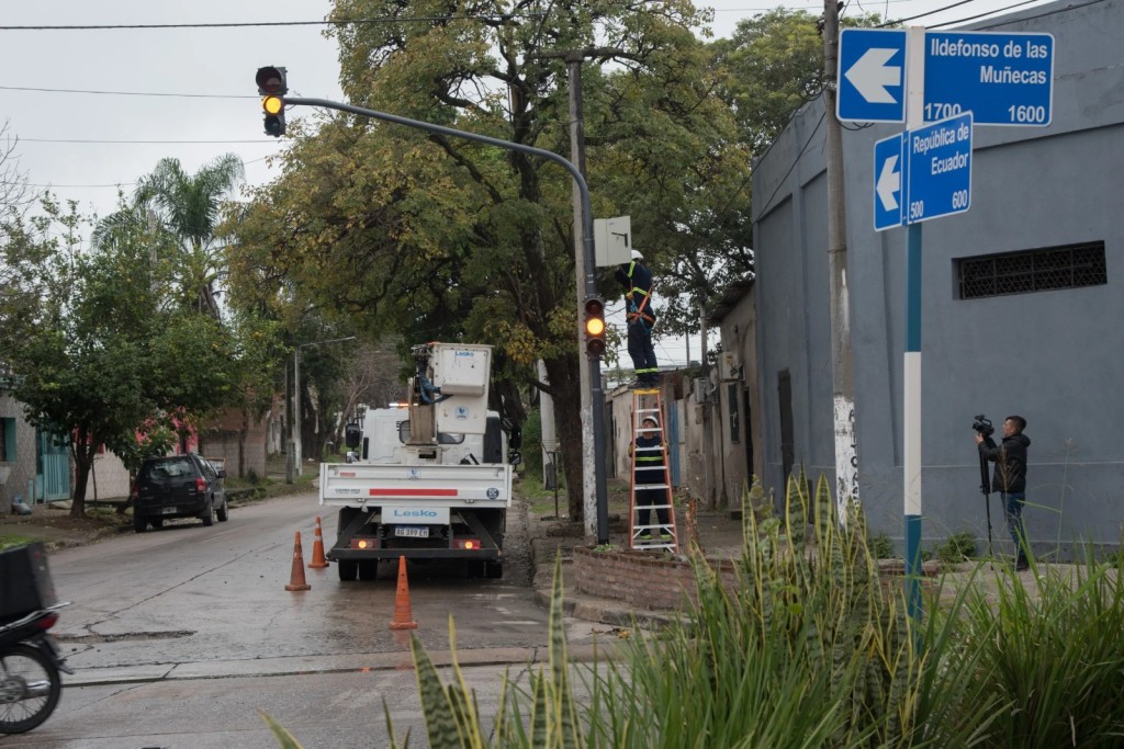 Cuatro nuevos sem&aacute;foros en calle Mu&ntilde;ecas: la Municipalidad refuerza la seguridad vial en la zona norte de la capital