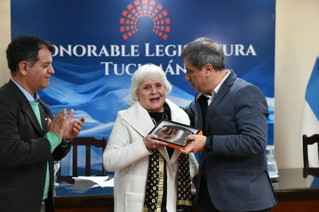 "Si tuviera que empezar de nuevo, ser&iacute;a igual": la emoci&oacute;n de Honoria Zelaya de Nader al ser distinguida por la Legislatura de Tucum&aacute;n
