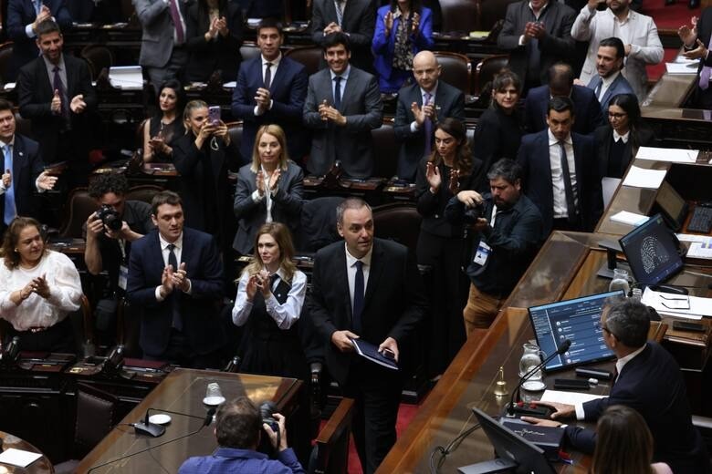 Por primera vez desde 1994, el Congreso podr&iacute;a aplicar la moci&oacute;n de censura contra un jefe de Gabinete: Manuel Adorni en la mira de la oposici&oacute;n