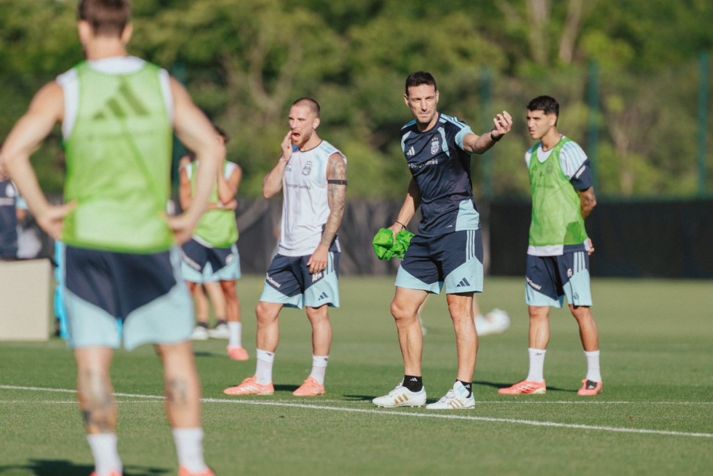 La Selecci&oacute;n argentina debuta en el Mundial 2026 ante Argelia con el regreso de "Dibu" Mart&iacute;nez y una &uacute;nica duda en el lateral derecho