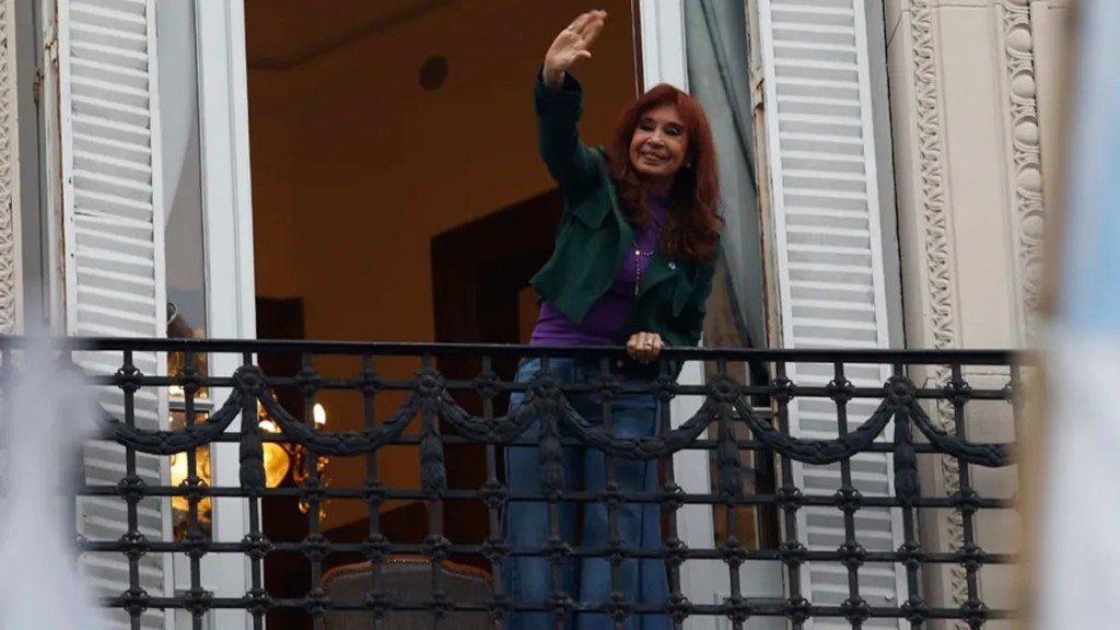 El juez Gim&eacute;nez Uriburu advirti&oacute; a Cristina Kirchner que podr&iacute;a revocar su prisi&oacute;n domiciliaria por las manifestaciones en San Jos&eacute; 1111