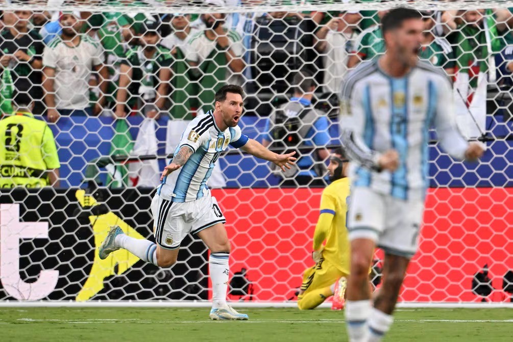 Argentina 3-0 Argelia: triplete hist&oacute;rico de Messi en el debut mundialista que lo iguala al r&eacute;cord de todos los tiempos
