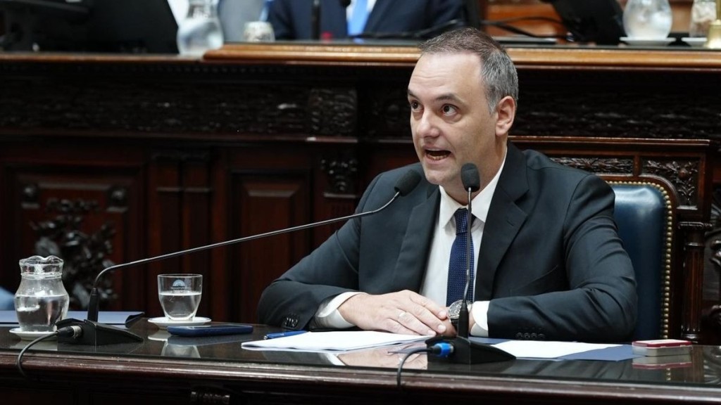 Manuel Adorni confirm&oacute; que ir&aacute; al Senado el 2 de julio pero la oposici&oacute;n exige una interpelaci&oacute;n y pidi&oacute; tratar el tema este jueves