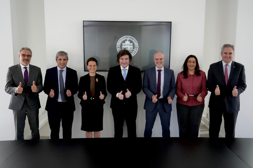 Banco Mundial: Milei recibi&oacute; en Olivos a los enviados del organismo tras el pr&eacute;stamo de US$2.000 millones y Caputo resalt&oacute; la baja tasa