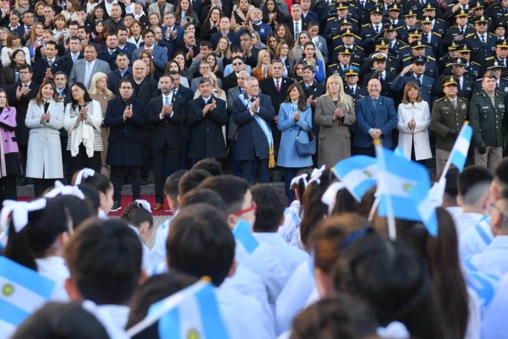 Promesa de Lealtad a la Bandera en Tucum&aacute;n: Jaldo encabez&oacute; el acto ante m&aacute;s de 3000 alumnos y cadetes en la explanada de Casa de Gobierno