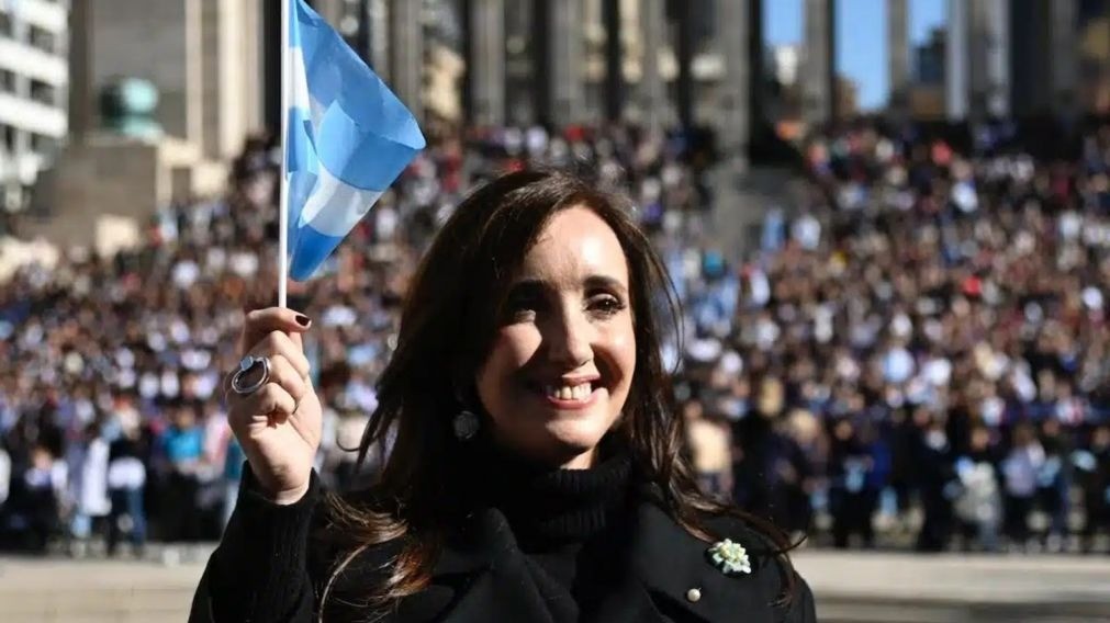 Victoria Villarruel carg&oacute; contra Manuel Adorni en el D&iacute;a de la Bandera y profundiz&oacute; la ruptura con el Gobierno