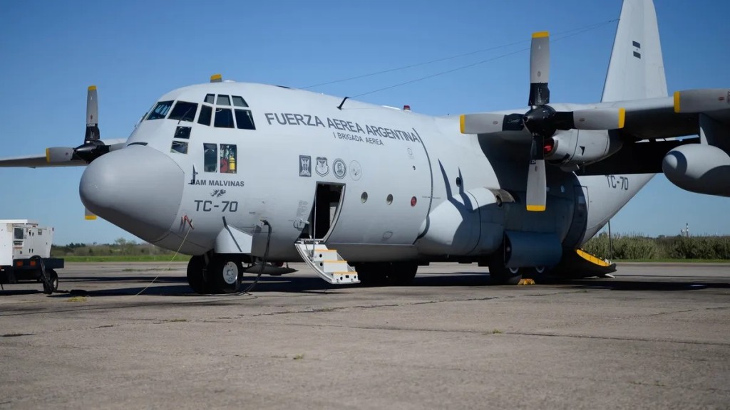 Argentina env&iacute;a a Venezuela un avi&oacute;n con 26 militares y prepara un segundo vuelo con hospital de campa&ntilde;a