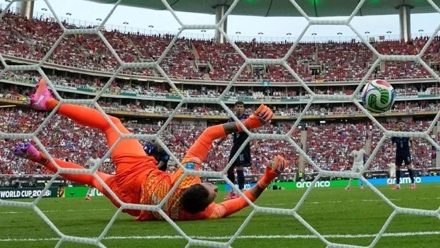 Uruguay se despidi&oacute; del Mundial y Cabo Verde hizo historia en el Grupo H