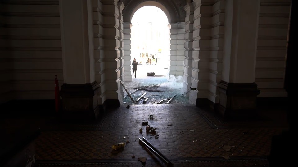 Protesta y tensi&oacute;n en La Plata: denuncian despidos, hubo destrozos en la Municipalidad y m&aacute;s de 20 detenidos