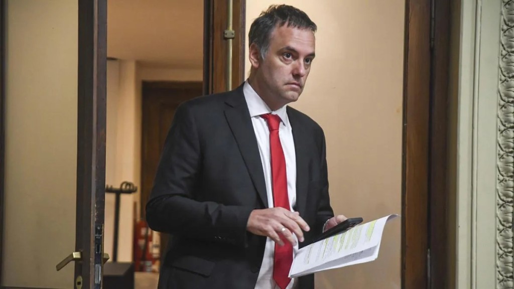 La renuncia de Manuel Adorni: del &ldquo;mimado&rdquo; del Gobierno a la salida por la presi&oacute;n judicial