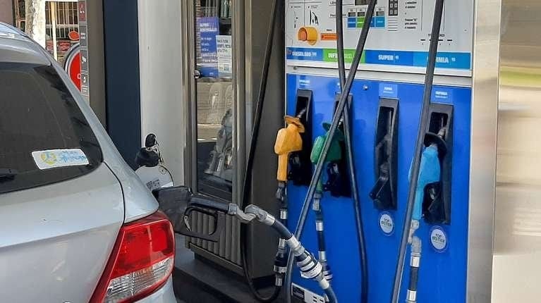 El Gobierno analiza postergar otra vez el impuesto a los combustibles para evitar una suba de la inflaci&oacute;n