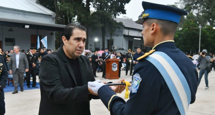 Sergio Mansilla supervis&oacute; obras en la Escuela de Polic&iacute;a y encabez&oacute; la entrega del sable &ldquo;Cuto&rdquo; a los abanderados del Instituto San Mart&iacute;n