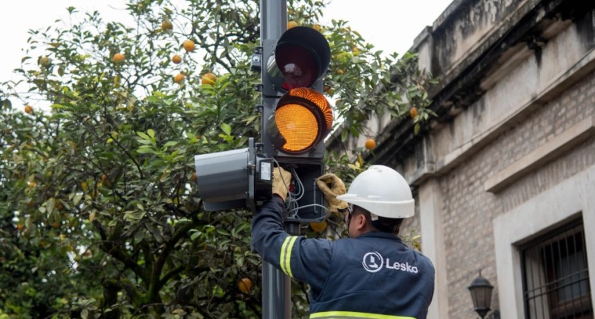 La Municipalidad sum&oacute; un sem&aacute;foro en Las Heras y Bol&iacute;var y ya son 436 los cruces seguros en la capital tucumana
