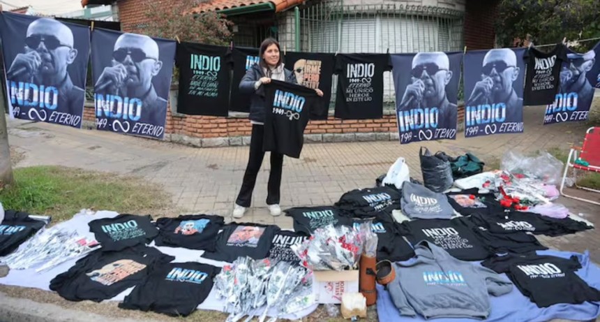 Miles de seguidores despiden al Indio Solari en una emotiva ceremonia p&uacute;blica