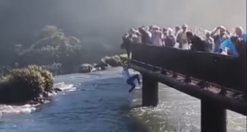 Un turista brasile&ntilde;o se arroj&oacute; a las Cataratas del Iguaz&uacute; para recuperar su celular y fue expulsado del parque