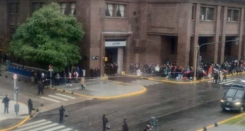 Amenaza de bomba en el Ministerio de Econom&iacute;a: evacuaron el edificio y Luis Caputo se reun&iacute;a con el ex presidente de Colombia