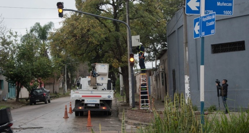 Cuatro nuevos sem&aacute;foros en calle Mu&ntilde;ecas: la Municipalidad refuerza la seguridad vial en la zona norte de la capital