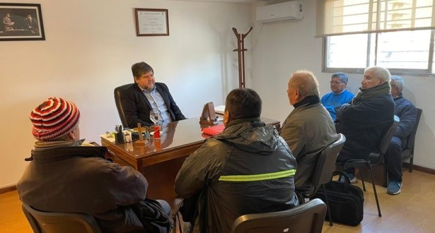 El concejal Carlos Ale recibi&oacute; un petitorio del SOEM para que los contratados municipales accedan a la permanencia