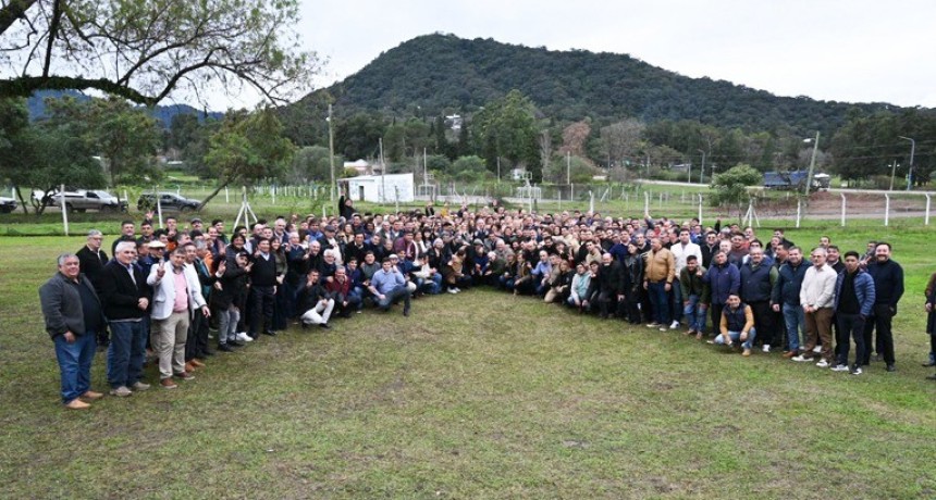 Cumbre del peronismo tucumano: Jaldo aceit&oacute; el PJ territorial con 500 dirigentes y lanz&oacute; un mensaje electoral de unidad