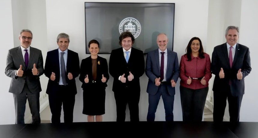 Banco Mundial: Milei recibi&oacute; en Olivos a los enviados del organismo tras el pr&eacute;stamo de US$2.000 millones y Caputo resalt&oacute; la baja tasa