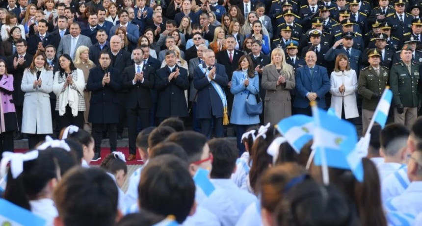 Promesa de Lealtad a la Bandera en Tucum&aacute;n: Jaldo encabez&oacute; el acto ante m&aacute;s de 3000 alumnos y cadetes en la explanada de Casa de Gobierno