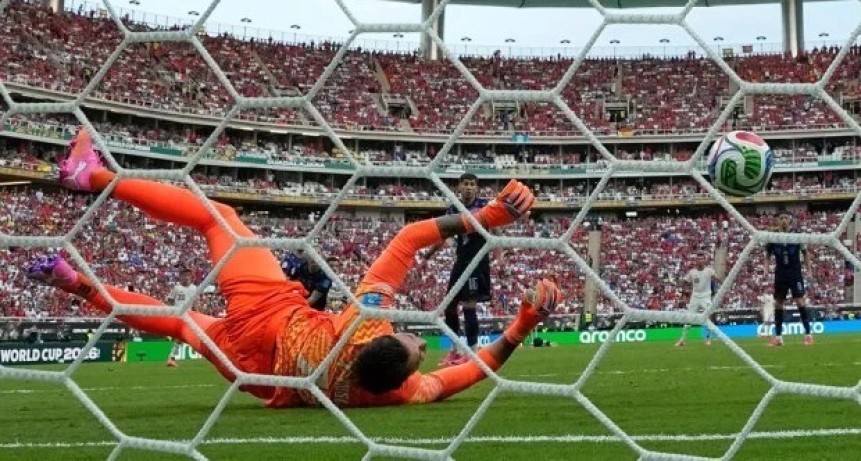 Uruguay se despidi&oacute; del Mundial y Cabo Verde hizo historia en el Grupo H