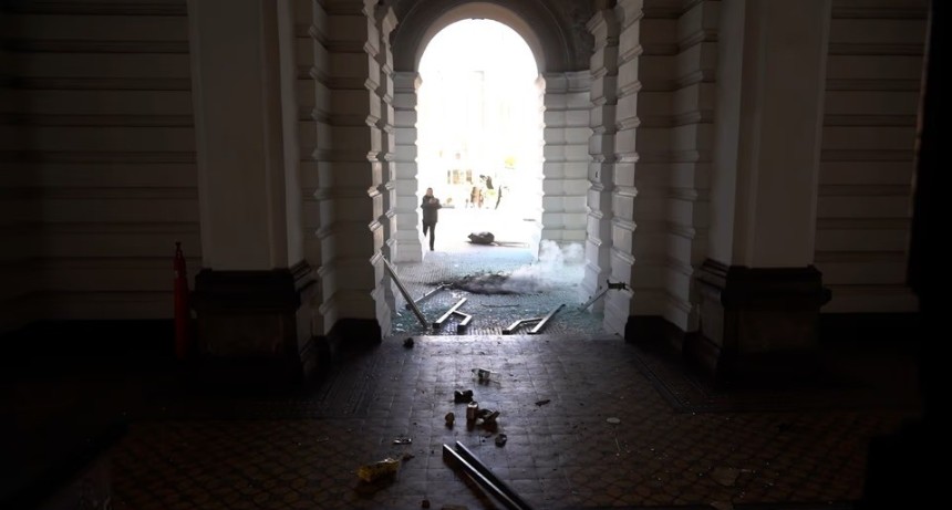 Protesta y tensi&oacute;n en La Plata: denuncian despidos, hubo destrozos en la Municipalidad y m&aacute;s de 20 detenidos