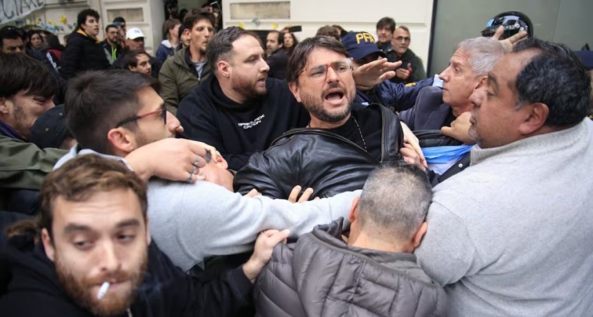 Procesaron y embargaron a Juan Grabois por la toma del Instituto Per&oacute;n