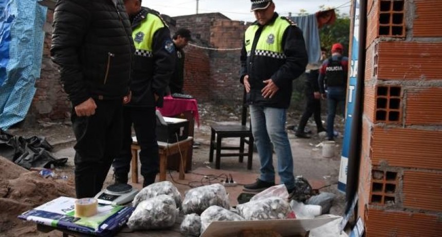 Desarticulan un “kiosco” de narcomenudeo y secuestran 900 “bagullos” de marihuana