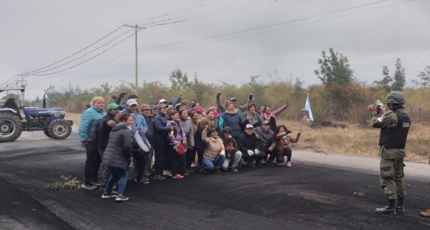 Gerardo Morales y Aníbal Fernández se cruzaron por una foto de Gendarmería en Twitter