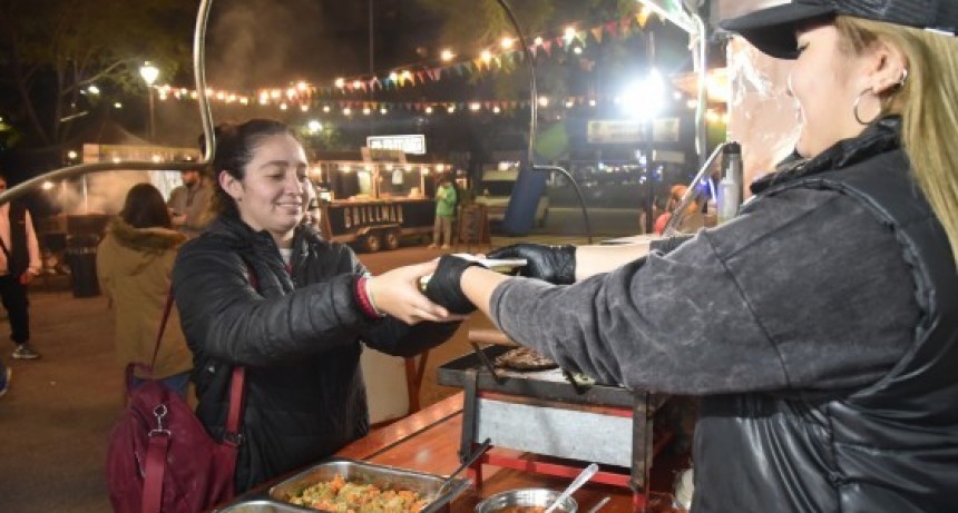 Feria Gourmet y shows musicales en plaza Belgrano