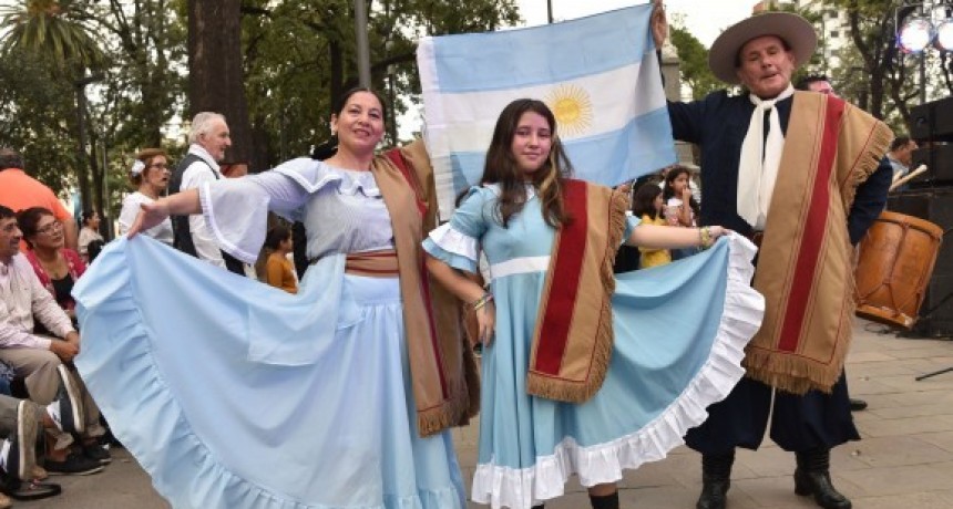 Fiesta por el “Día del poncho tucumano” en plaza Independencia