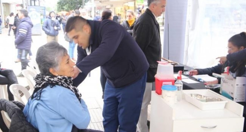 Con un stand fijo, vacunan gratis a adultos y niños en Peatonal Muñecas
