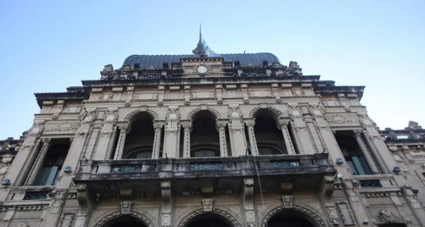 Crearon más de 200 cargos por decreto en Casa de Gobierno