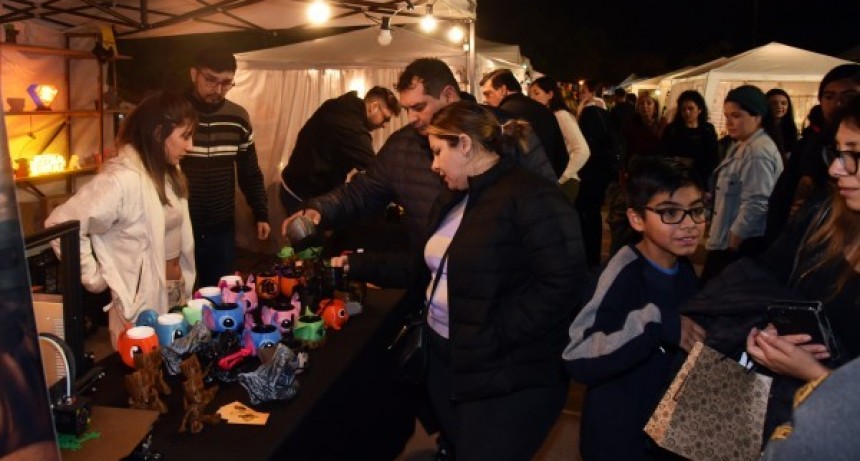 Vecinos y turistas colmaron la zona del ex Abasto en la apertura del festival “Julitos & Julietas”