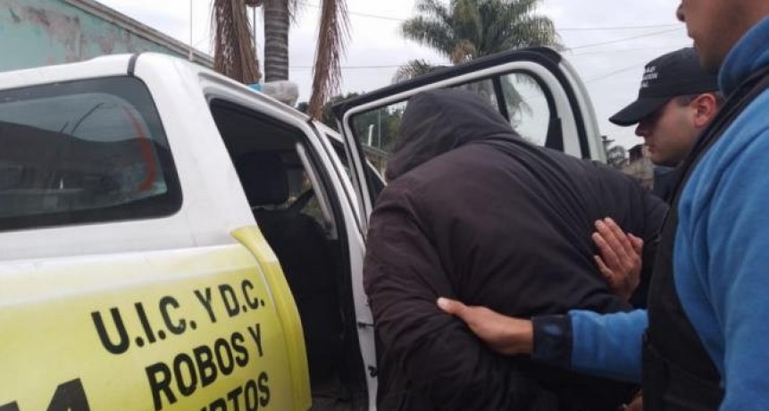 Detienen a tres hombres presuntamente involucrados en el millonario robo a un comercio