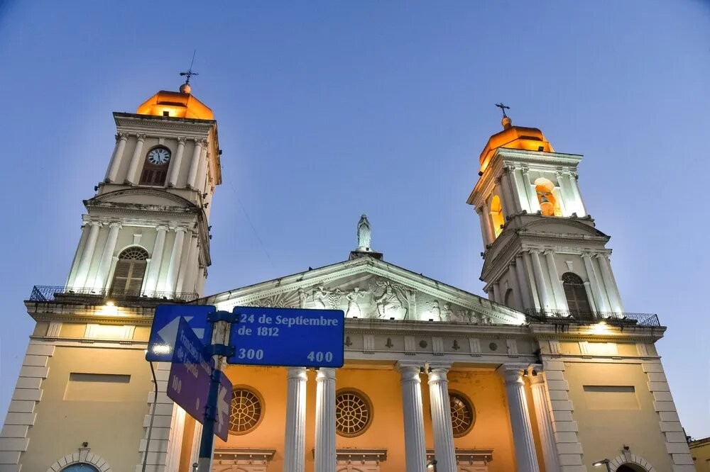 La Municipalidad mejora la iluminación de la iglesia Catedral para los festejos por el 9 de Julio