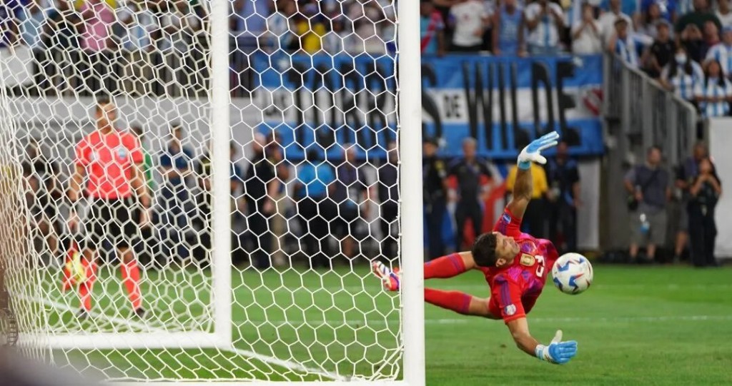 Argentina avanzó a las semifinales y eliminó a Ecuador en los penales con un Emiliano Martínez heroico