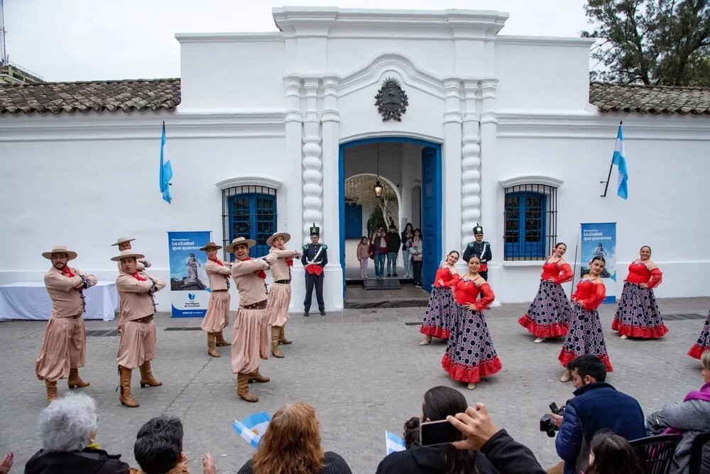 Agasajaron al primer turista en visitar San Miguel de Tucumán