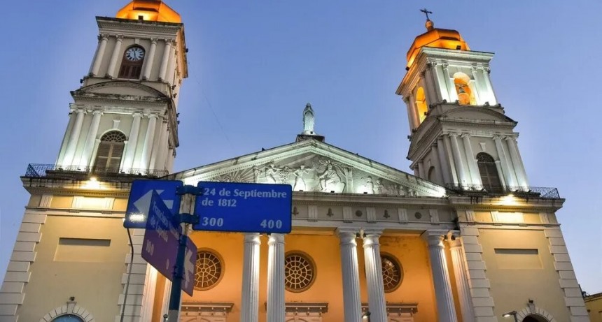 La Municipalidad mejora la iluminación de la iglesia Catedral para los festejos por el 9 de Julio