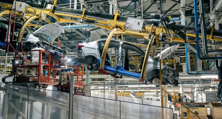 La producción de automóviles cayó un 40% frente a junio del 2023