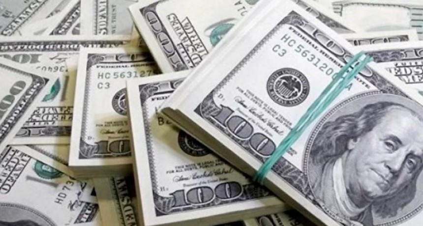 Desde el Gobierno aseguran que este año la inflación alcanzará el 139 por ciento y el dólar 1016 pesos